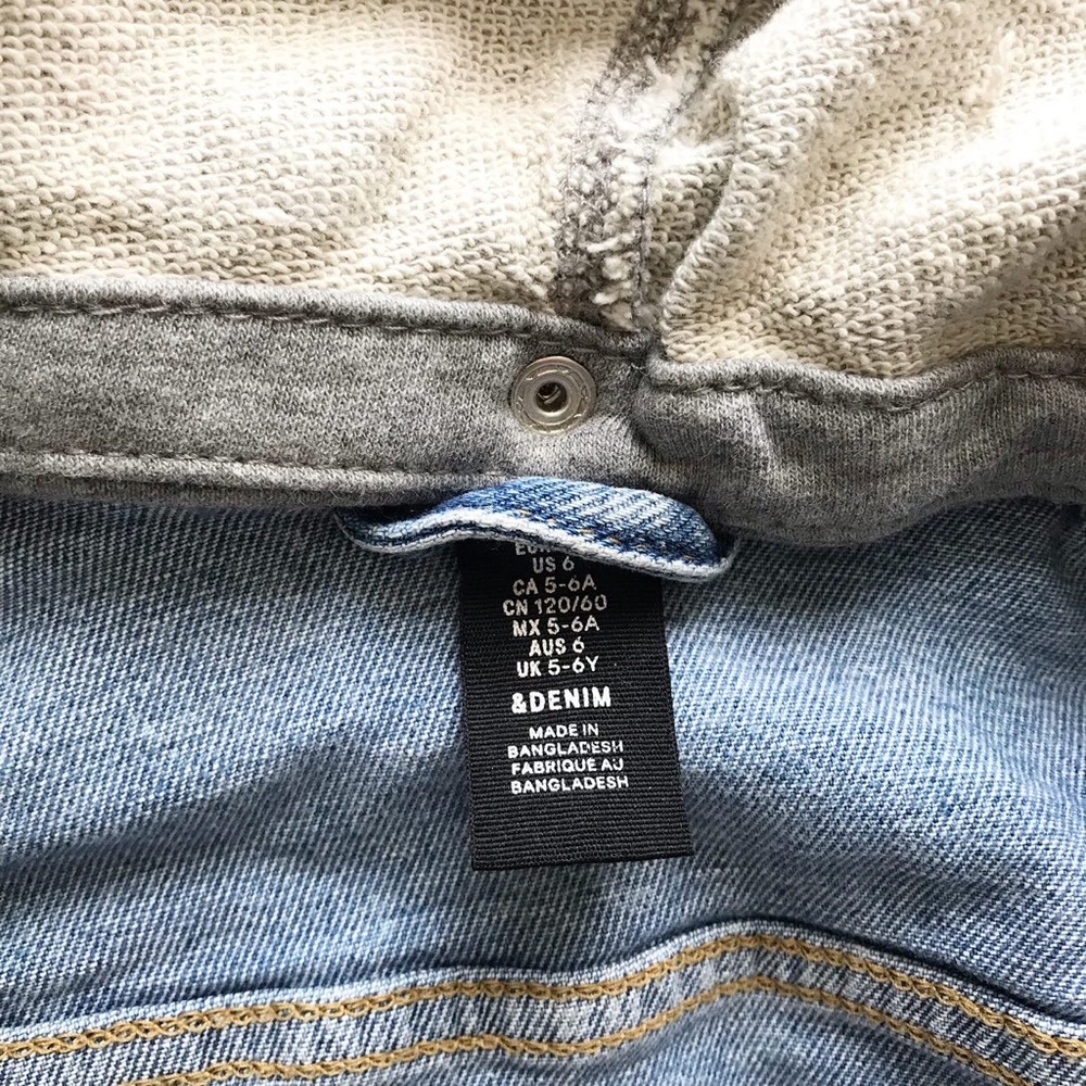H&M hooded acid wash soft denim jacket VGUC (very light stain on shoulder) 5-6Y - Picture 7 of 11